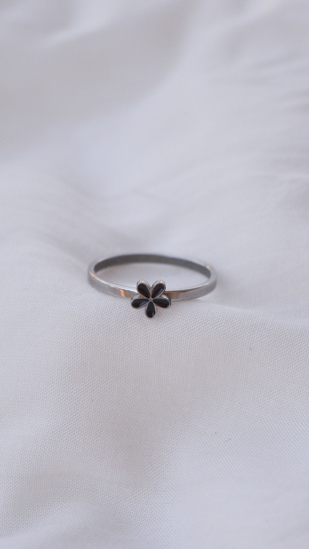 Anillo flor negra
